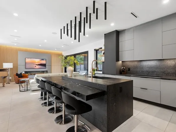 1200 Bedford Ct, North Vancouver, BC V7R 1L1