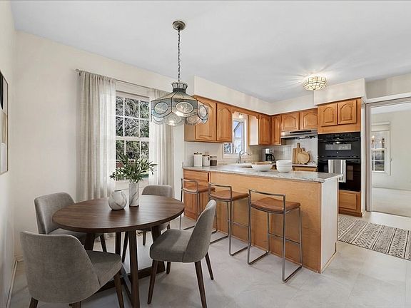 4th image of 258 Stonegate Rd