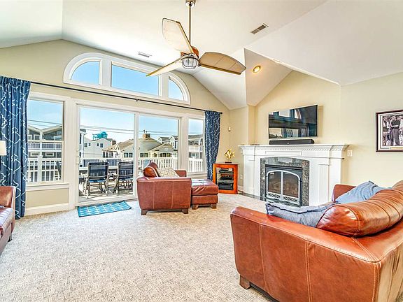 3rd image of 125 35th St W #Sea