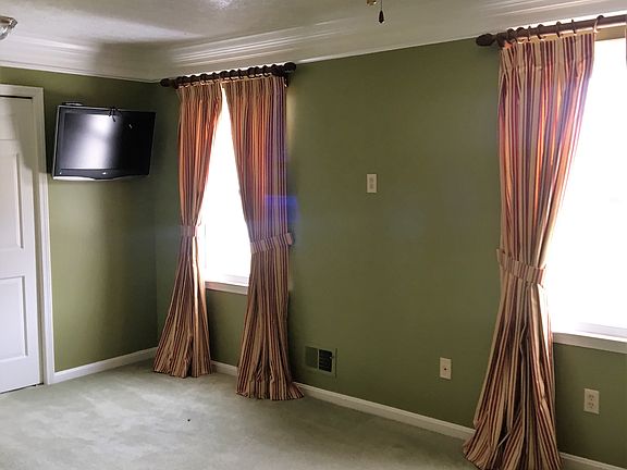 5th image of 4807 Fox Chase Dr