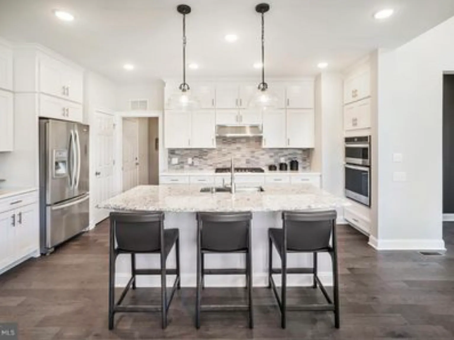 3 bed, 2.5 bath, 3700 sqft, $1,200 — Photo 4