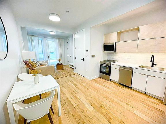 4th image of 699 E 6th St #603