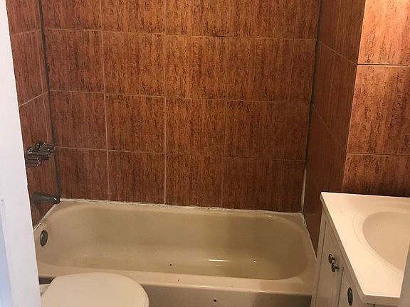 4th image of 4029 Iroquois St