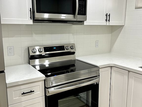 3rd image of 404 Glen Park Ave #Basement