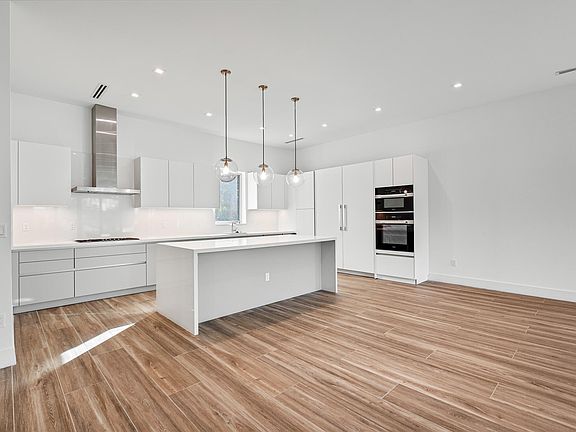 2nd image of 11 SE 11th Avenue