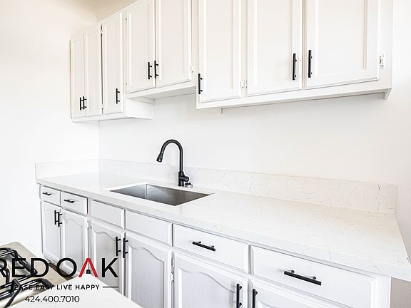 4th image of 706 N Saint Andrews Pl #207