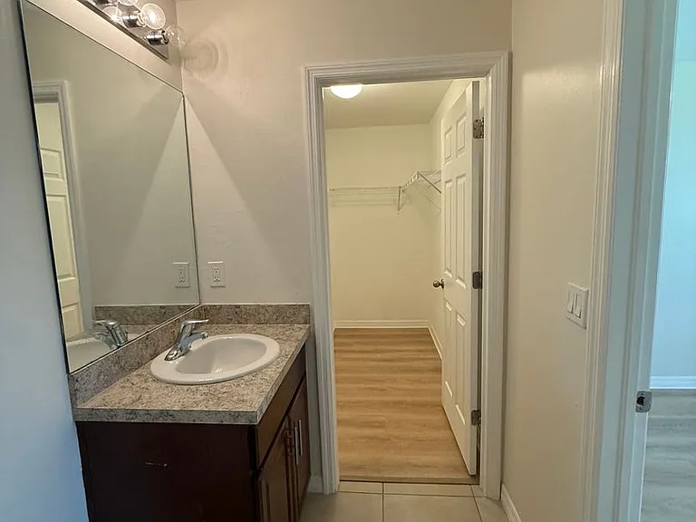 1108 NE 36th Ln — Photo 24