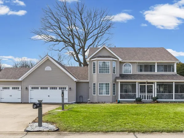 1307 Cross Creek Rd, Mahomet, IL 61853