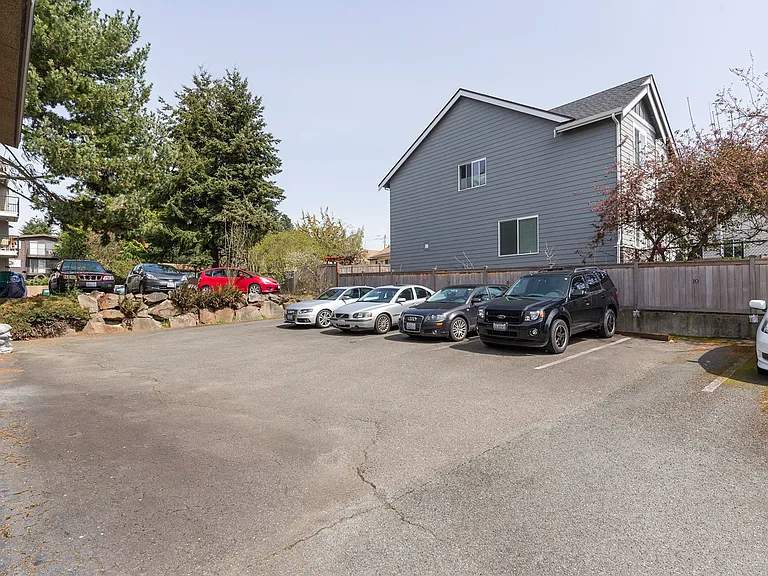 Phinney 12 Apartments — Photo 4