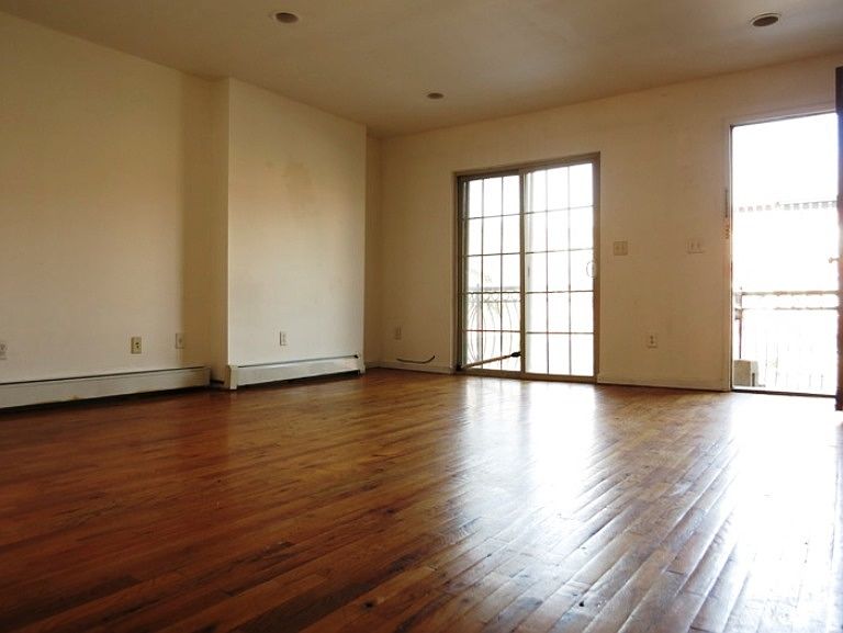 1st image of 214 Lexington Ave