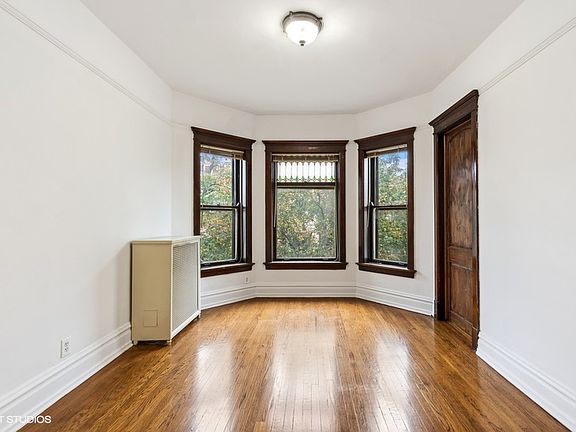 2nd image of 851 W Oakdale Ave