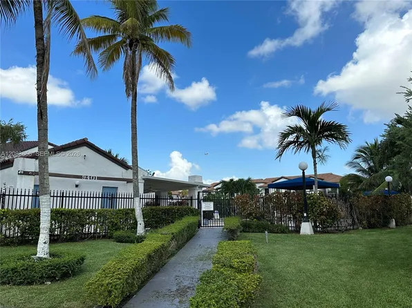 9435 Fontainebleau Blvd APT 206, Miami, FL 33172