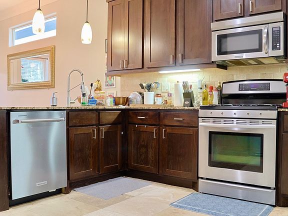 5th image of 5017 Larkin St #B
