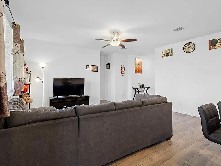 1713 Lake Grove Dr — Photo 4