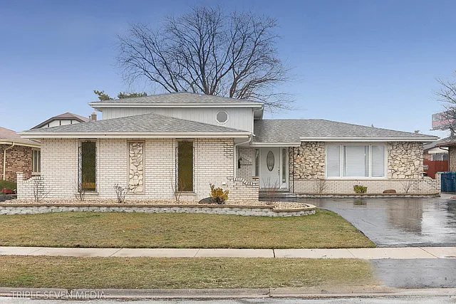 16463 Kenwood Ave photo 1