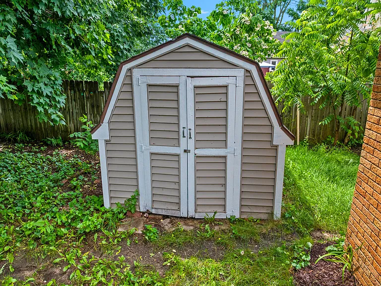 220 E 2nd St — Photo 4