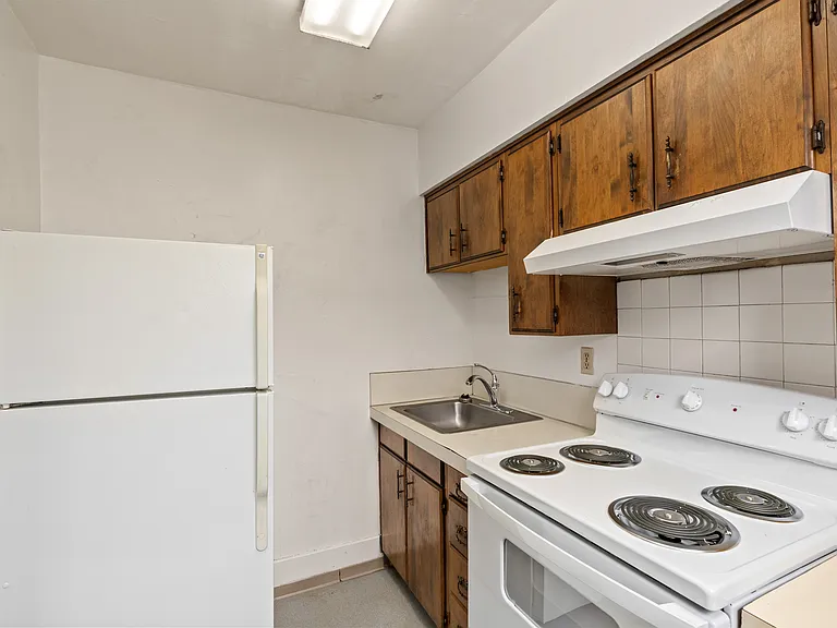 112 E 1st St #105 — Photo 7