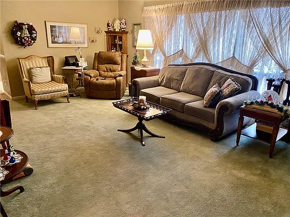 5th image of 100 Meadowlark Dr W