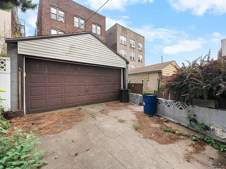 172 W 49th St #1 — Photo 15
