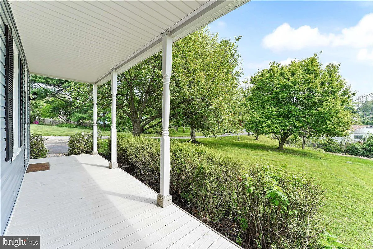 3 bed, 1.5 bath, 3186 sqft, $3,250 — Photo 3