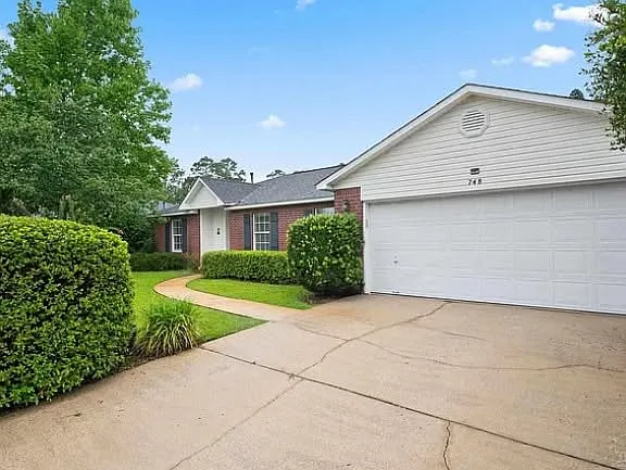 3 bed, 1877 sqft, $2,200 — Photo 1
