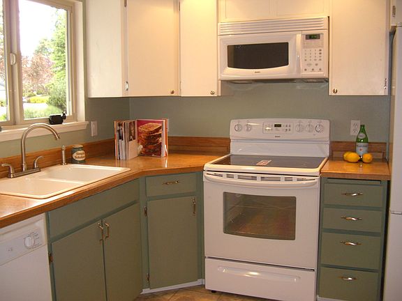 New stove and microwave wtih new countertops