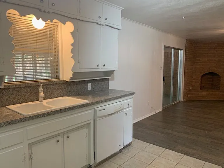 2820 Southgate Dr — Photo 8