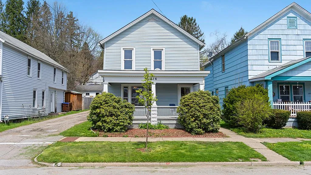516 W Elm St photo 1