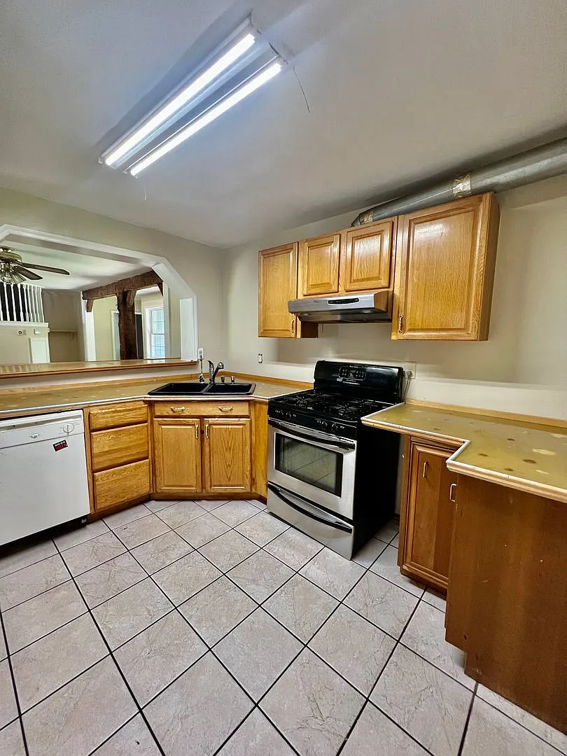 112 Cherry Ln L 6 Bed, 3 Bath — Photo 2