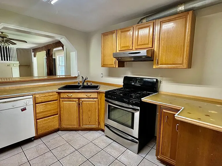 112 Cherry Ln — Photo 2