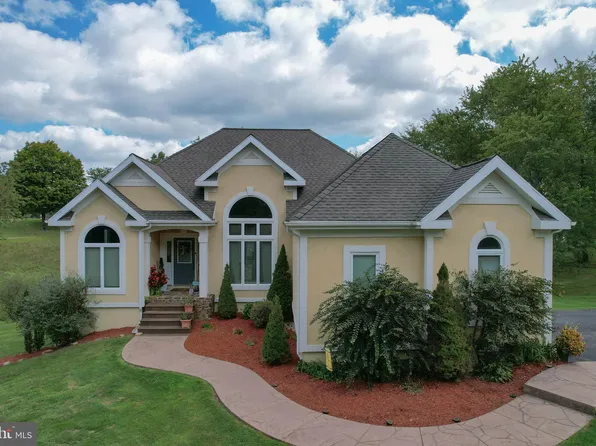 130 Ridge View Dr, Berkeley Springs, WV 25411
