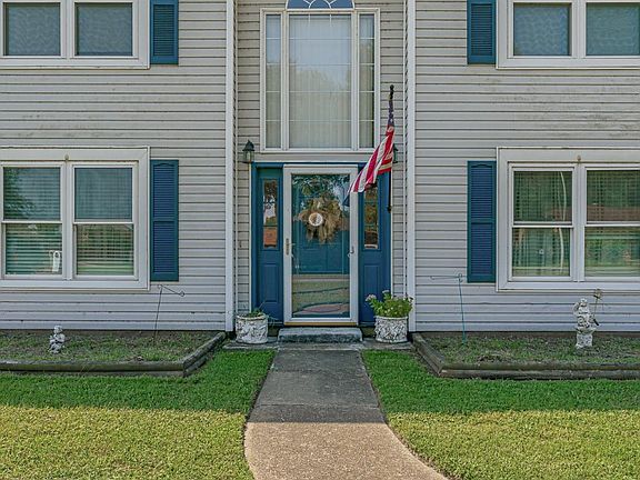 3rd image of 108 E Shadow Ln