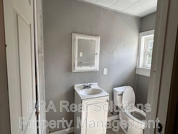3rd image of 723 Sycamore St APT 2