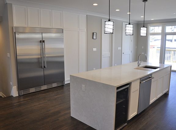 2nd image of 1040 N Lombard Ave