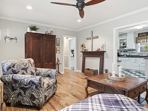 5th image of 2106 Robinhood Rd