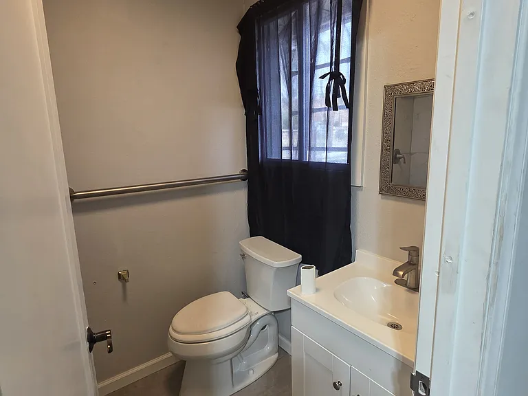 703 W Graham Ave #C — Photo 6
