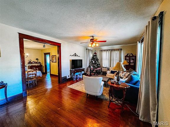 3rd image of 209 E Walnut St