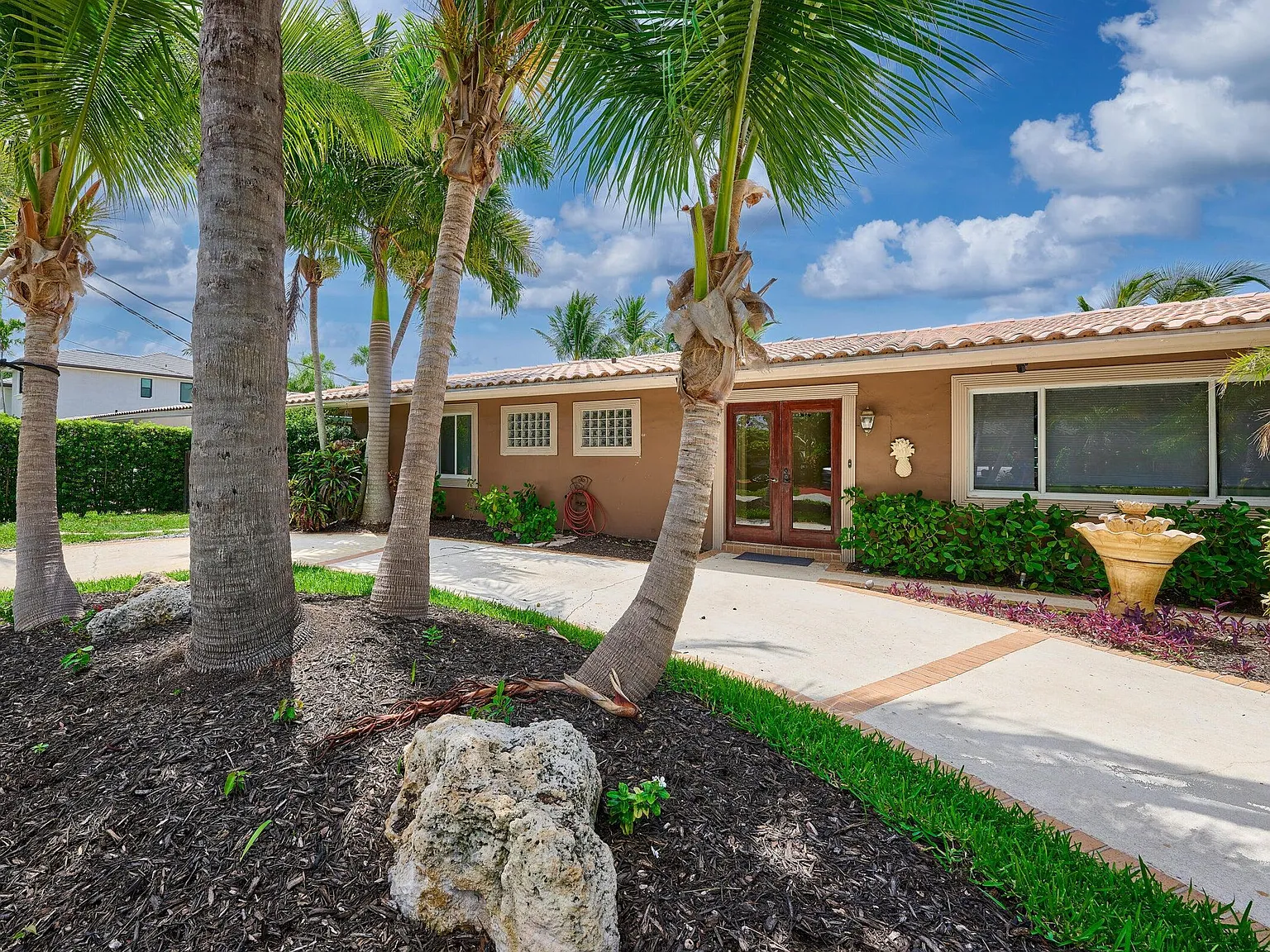 4 bed, 3.0 bath, 2204 sqft, $6,200 — Photo 3