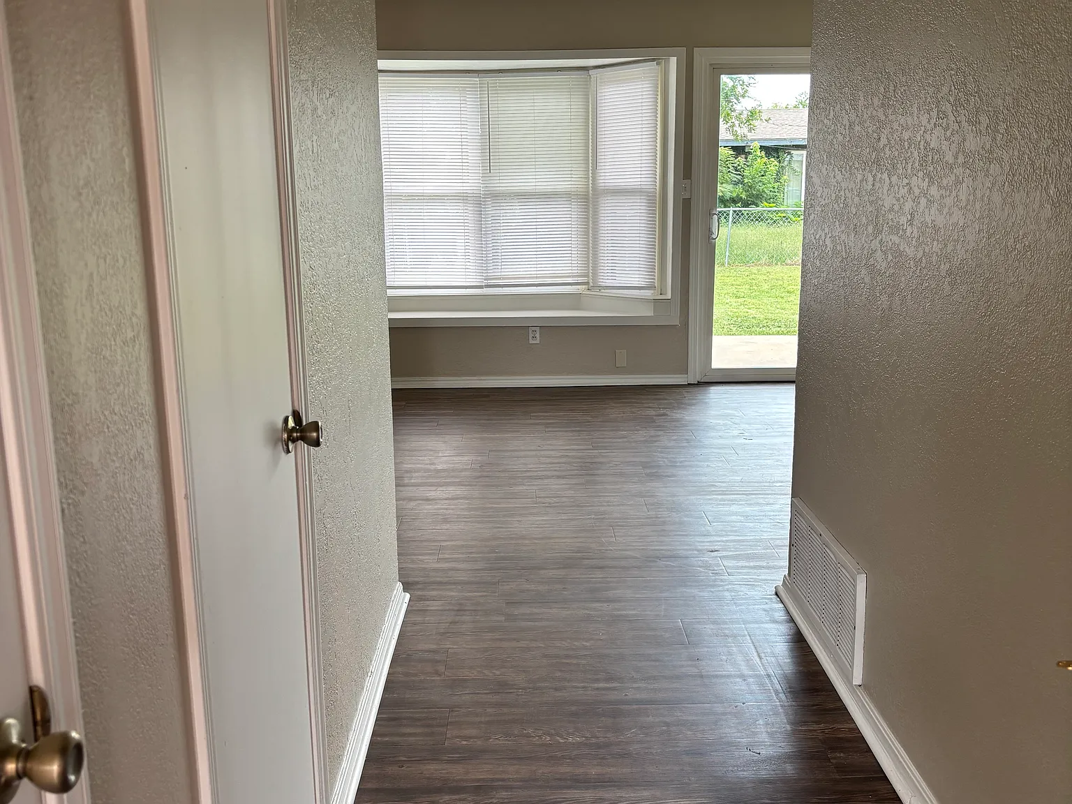 3 bed, 1.5 bath, 1050 sqft, $1,395 — Photo 3