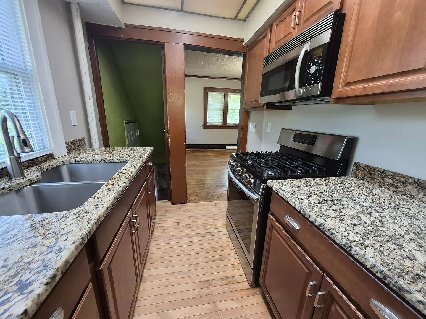Fully fenced yard with stainless steel appliances including gas stove! — Photo 2