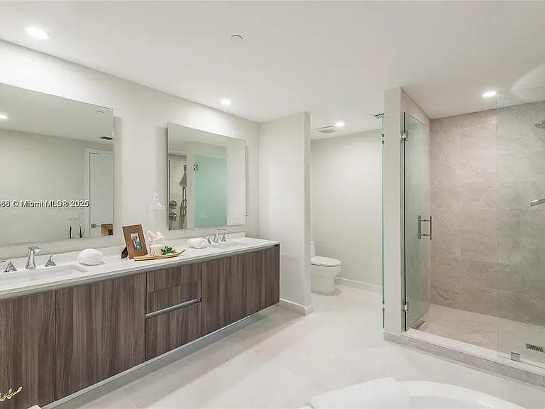 488 NE 18th St #1815 — Photo 17