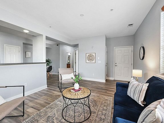 4th image of 5034 Everett St #101