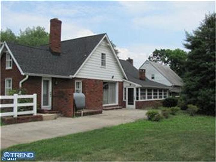 2nd image of 330 N Woodbury Rd