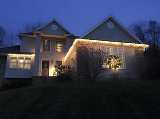 107 Country Heritage Dr, Stroudsburg, PA 18360