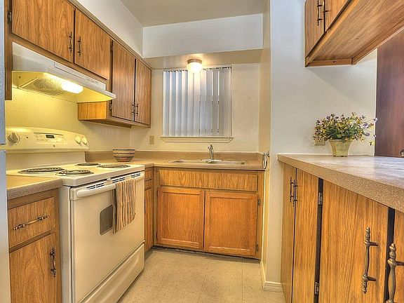 3rd image of 125 Cardenas Dr NE