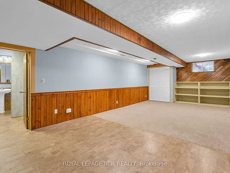 126 Nelson St E — Photo 16