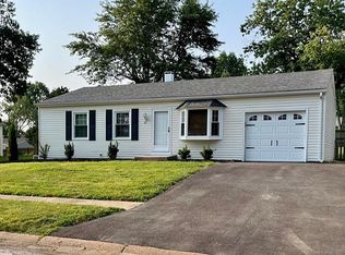 1004 Dauphine Ln, Ballwin, MO