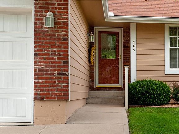 2nd image of 409 NE Virginia Ct