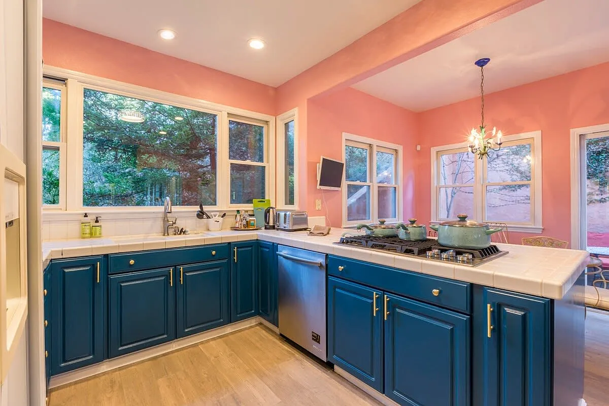 4 bed, 2.5 bath, 2400 sqft, $8,500 — Photo 3