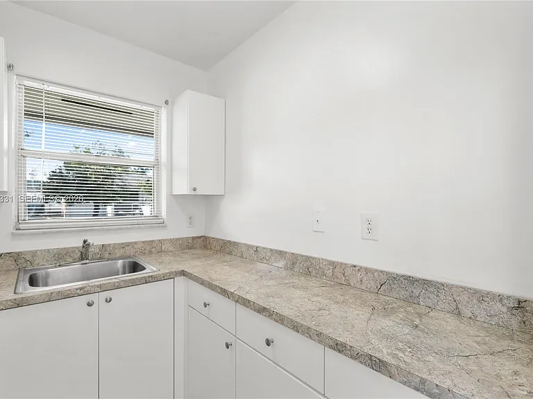 856 SW 10th St #1 — Photo 11